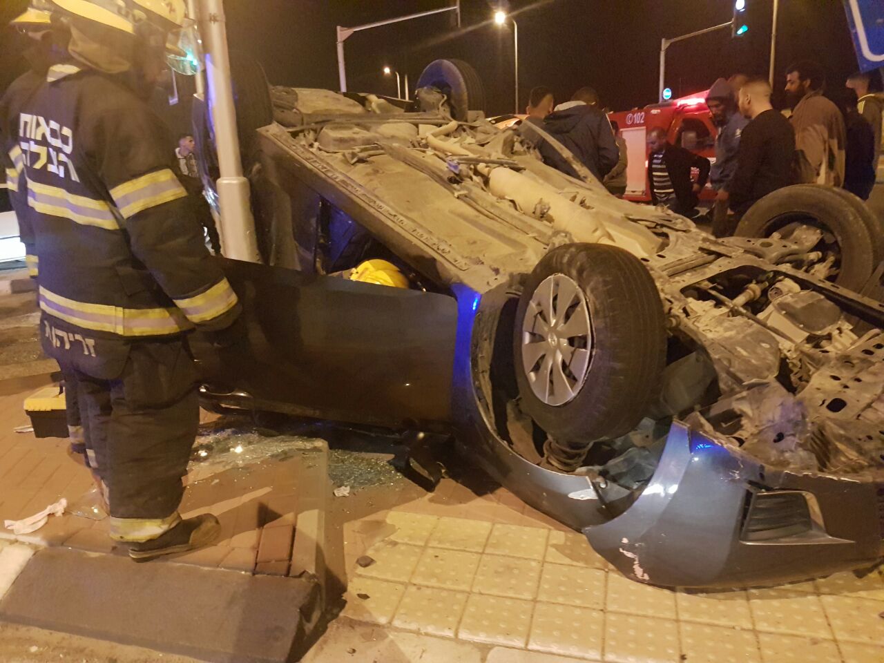 כוחות כיבוי והצלה ממנעו את התלקחות הרכב (צילום: דוברות כיבוי והצלה נגב)